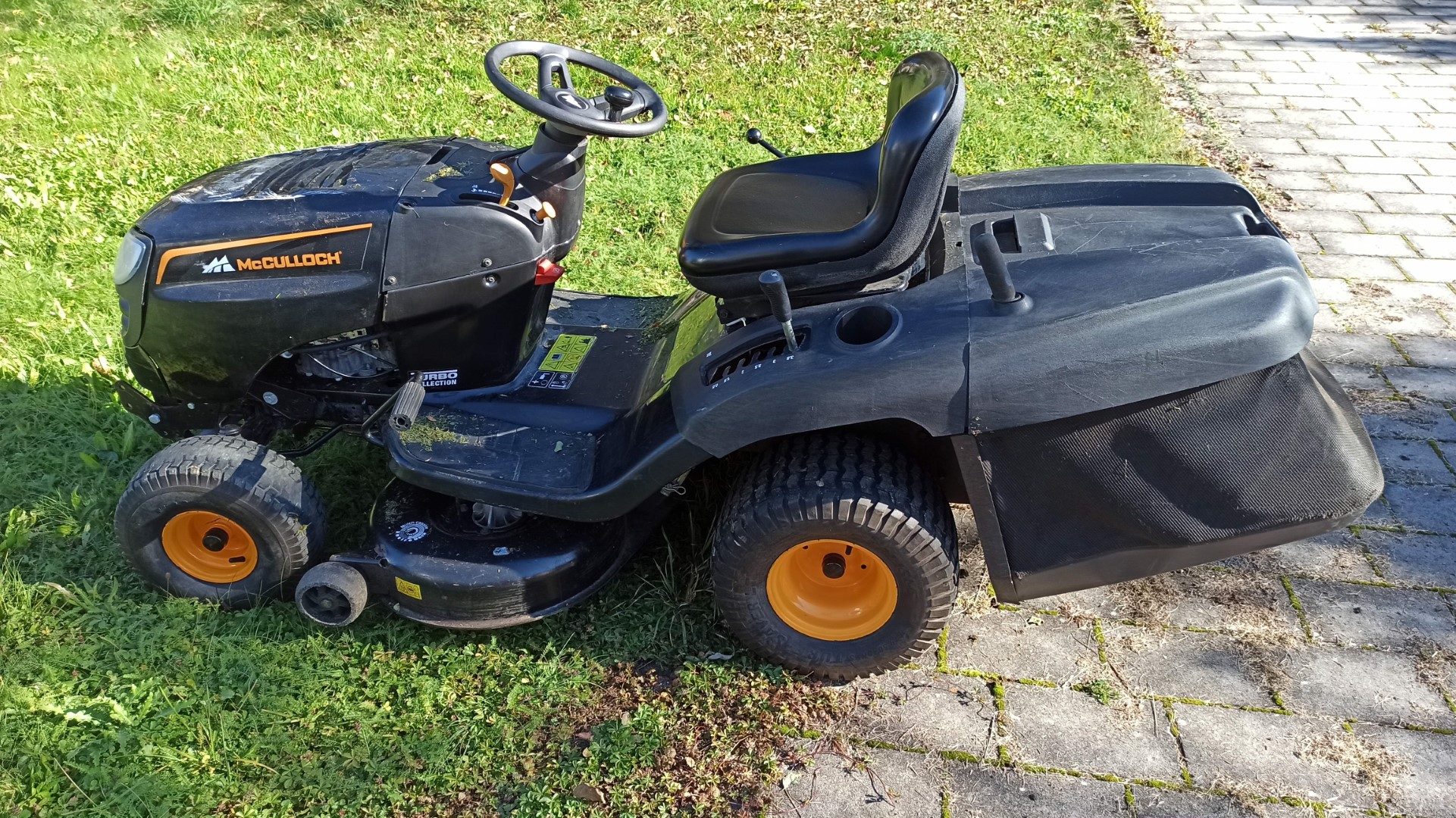Rasen mähen mit Aufsitzmäher